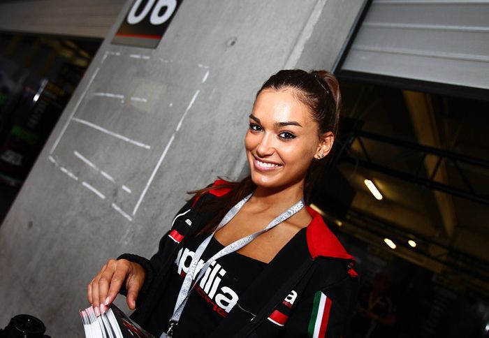 Η εντυπωσιακή κοπέλα της Aprilia ήταν όλα τα λεφτά.